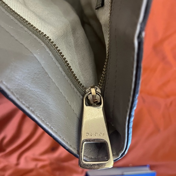 Gucci Guccissima leather tote in taupe tone with signature GG embossing - Picture 5 of 6